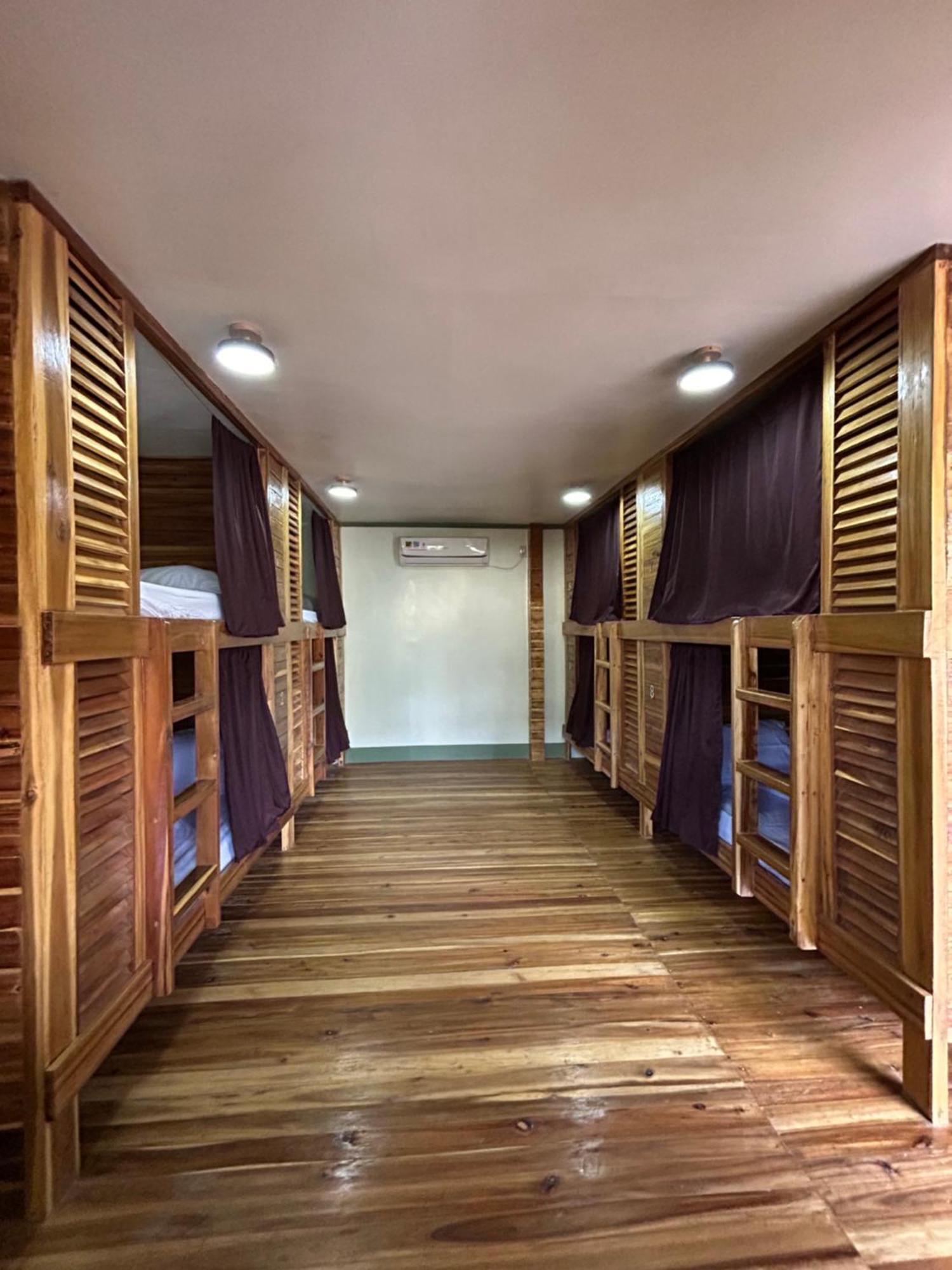 Islanders Hostel Port Barton Сан Висенте Екстериор снимка
